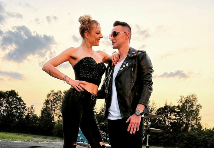 „Walczę o Ciebie„ mamy przed premierowo nowość od Piękni i Młodzi Magda Narożna i zespołu Playboys! To będzie hit?! | VIDEO