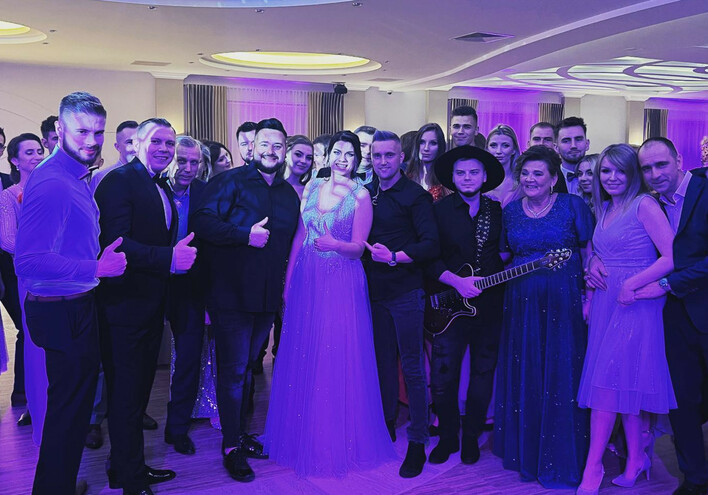 Wesele z udziałem znanego wokalisty disco polo! Lider zespołu Joker zagrał prywatny koncert! Jaki był koszt?!