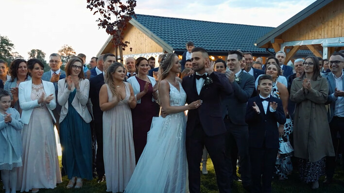 Żartobliwa historia przyjęcia weselnego?! Wokalista disco polo Dziku zaskoczył premierą pt. „Za nich i za nas„