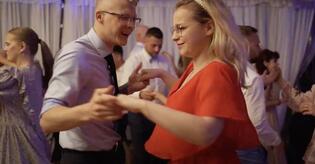 Weselna produkcja popularnego gwiazdora disco polo podbija sieć! To nowy hit wszystkich Młodych Par?! 