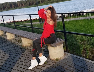 Wiatr odsłonił zgrabne i niezwykle ponętne nogi ślicznej gwiazdeczki disco polo! Wygląda niczym Marilyn Monroe?! 