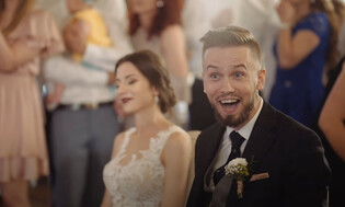 Wideo, które zaskoczyło 8 milionów! internautów - zobacz, jak pan młody i jego przyjaciele wykonali niesamowity taniec na weselu dla panny młodej!