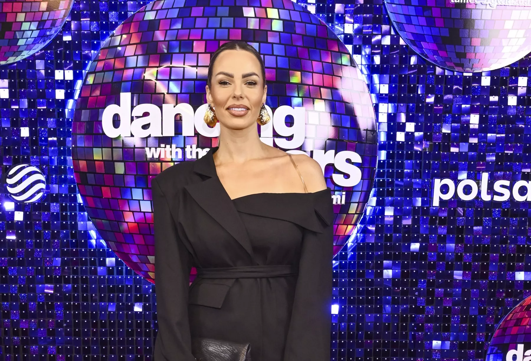 Widzieliście Paulę Karpowicz w „Tańcu z Gwiazdami"? Wokalistka Topky postawiła na czerń! Wyglada obłędnie