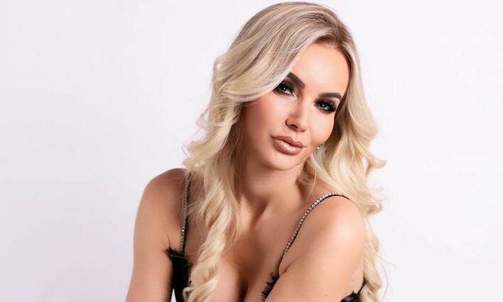 Wieczna młodość Moniki Chwajoł?!  45-Letnia gwiazda Disco Polo zachwyca idealnym wyglądem i świetnym stylem! 