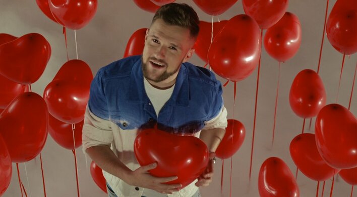 Wielka premiera zespołu Defis dostępna już w sieci! W teledysku "Gorące Serce" wystąpił brat wokalisty disco polo! 