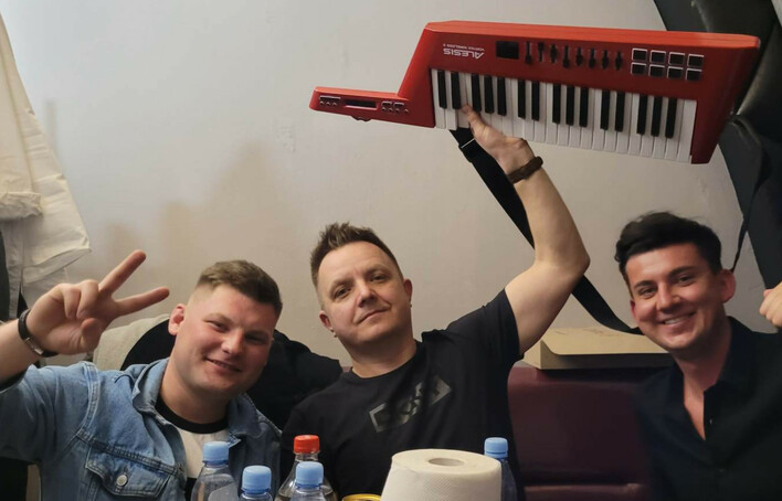 Wielki hit disco polo „Szary dym ostro czuć basami„ na ustach całej Polski! To wszystko dzięki TikTokowi!