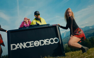 Wielki muzyczny sztos! Dance 2 Disco i Evita porywają w nowej wersji „Szalała, szalała”! Polacy kochają ten numer! 

