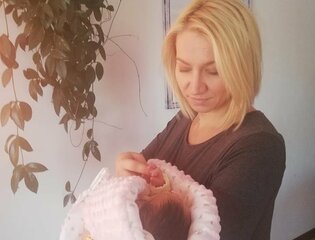 Wielkie szczęście! Gwiazda disco polo urodziła córeczkę. Do sieci trafiło wzruszające zdjęcie mamy z dzieckiem.