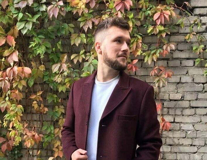 Wiemy z kim domową kwarantannę spędza uwielbiany gwiazdor disco polo - Karol z zespołu Defis!