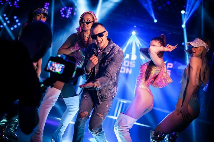 Wiku podbija świat disco polo?! Gorąca premiera pt. „Z Tobą skarbie„ już dostępna! Zobaczcie te ponętne kobiety w klipie!