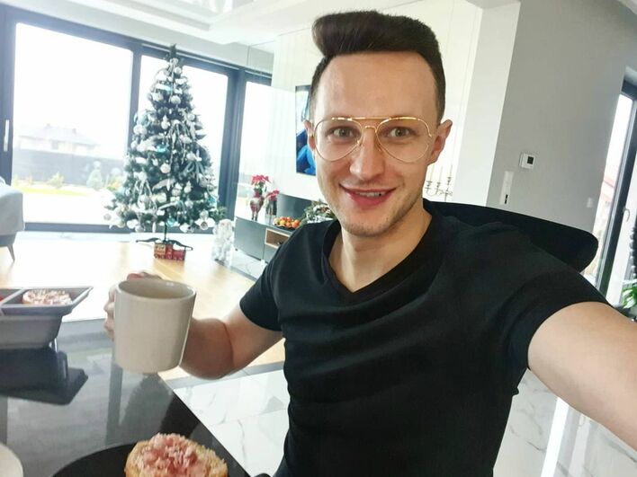 Wirtuozerskie popisy artysty disco polo. Talent gwiazdora wykracza poza wyobraźnię fanów.