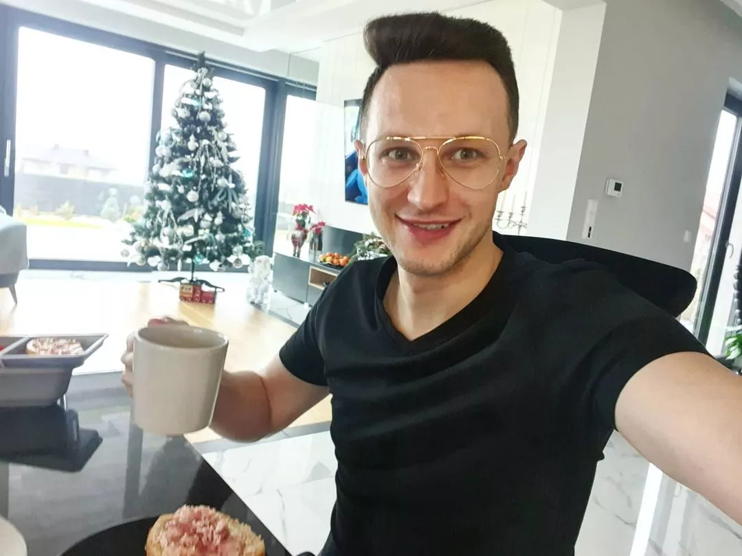 Wirtuozerskie popisy artysty disco polo. Talent gwiazdora wykracza poza wyobraźnię fanów.