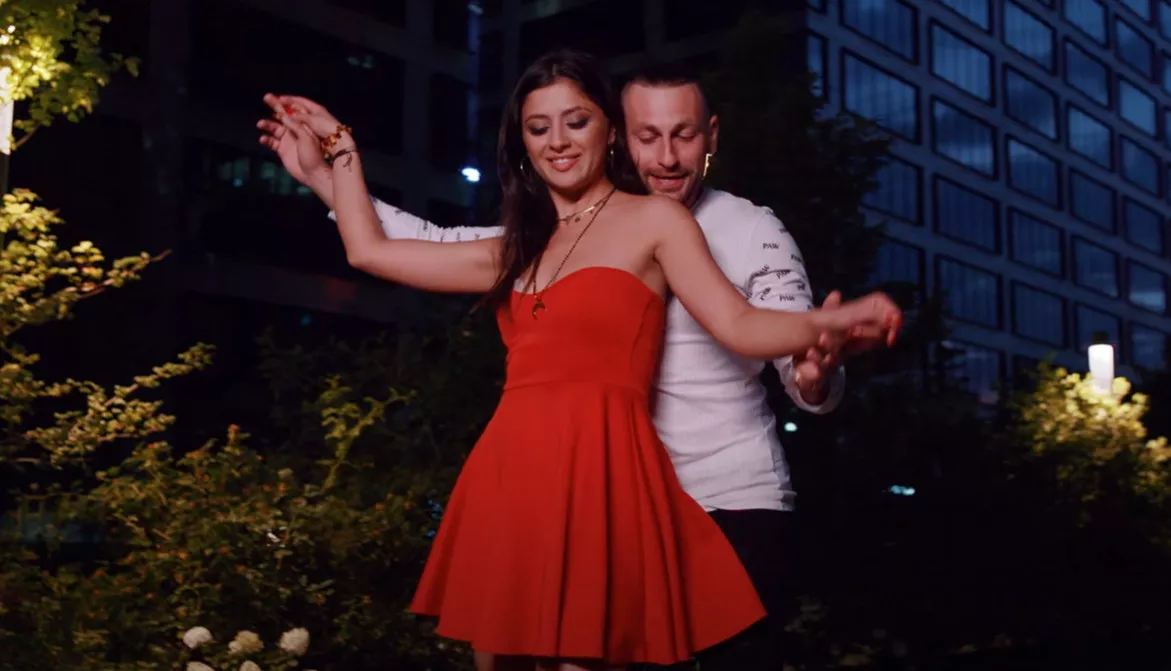 Wokaliście disco polo grożą śmiercią?! Nagrał o tym nowy utwór! Zobaczcie premierę Pozytywnie albo Wcale pt. „Ona chce„.