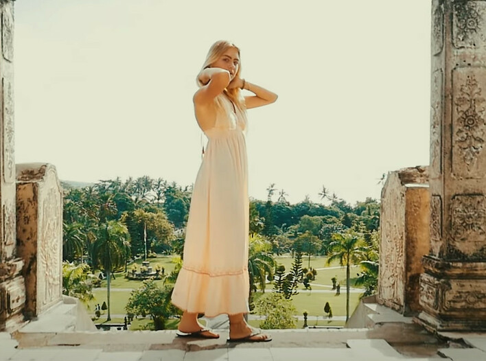 Wokalista disco polo na randce w Hiszpanii? Całość opisał w nowym utworze „Lloret de Mar„.