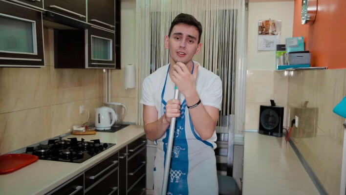 „Matka Polka (Pani domu)„ hitem w internecie?! Gwiazdor disco polo złożył hołd gospodyniom domowym! 