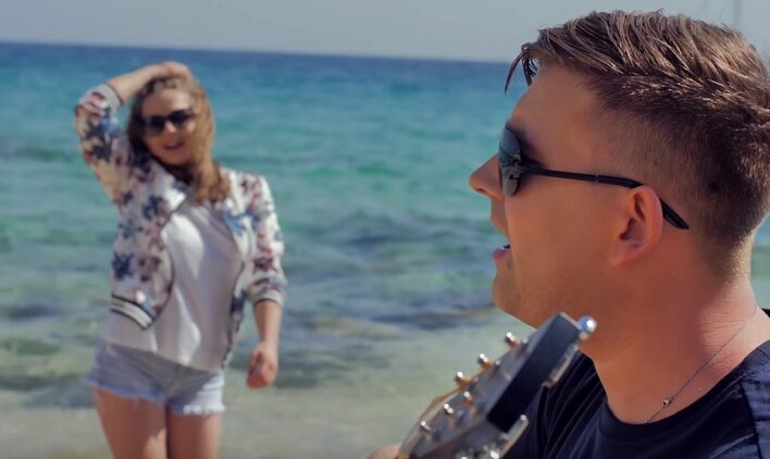 Wokalista disco polo nakręcił klip na jednej z najpiękniejszych wysp! Widoki budzą zachwyt!