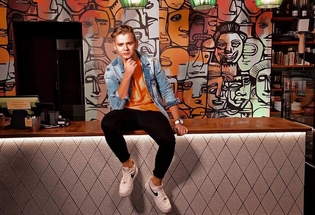 Wokalista disco polo naśladuje spektakularny taniec koleżanki po fachu! 