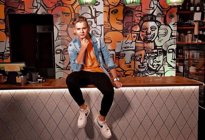 Wokalista disco polo naśladuje spektakularny taniec koleżanki po fachu! 