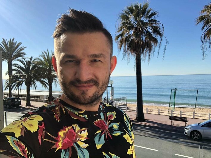 Wokalista disco polo o niecodziennych pozycjach i dużym poświęceniu!