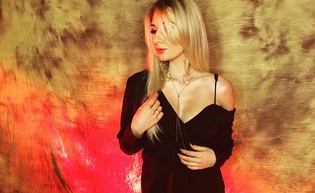 Wokalistka disco polo odsłoniła dekolt! Ta stylizacja jest niesamowita, wygląda olśniewająco! 