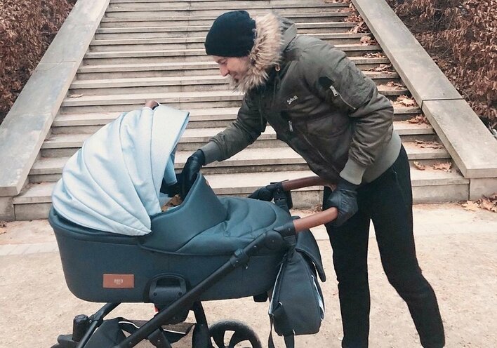 Wokalista disco polo pokazał się na spacerze z synem! Uwagę przyciąga wózek! 