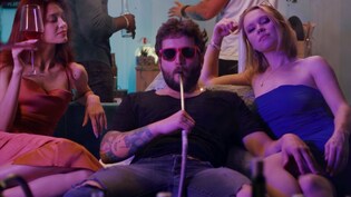 Znany wokalista disco polo promuje używki?! Udostępniony materiał podbija sieć Fani „dla mnie petarda!„