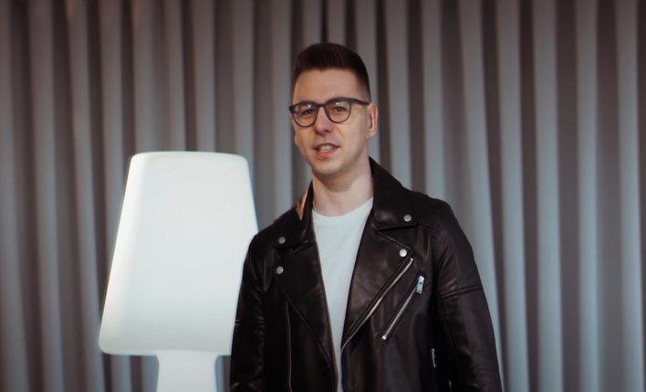 Wokalista disco polo spełnił marzenie! W sieci pojawiła się jego debiutancka NOWOŚĆ pt. ”Tak Cię kocham, złotko”