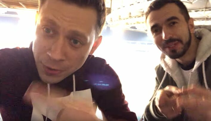 Wokalista disco polo śpiewa dla Krzysztofa Piątka! To będzie hit?! | VIDEO