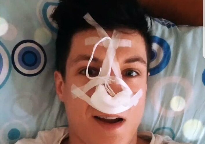 Wokalista disco polo wylądował w szpitalu i przeszedł operację! Fani zaniepokojeni! 