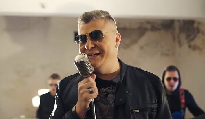 Wokalista disco polo z milionem na koncie! To niebywały sukces!