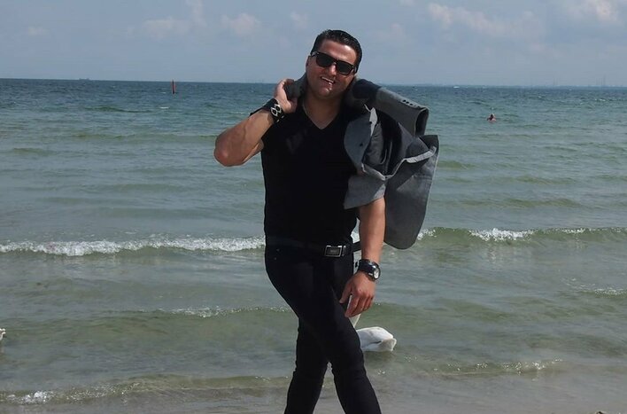 Wokalista disco polo zainteresował się kolankiem kobiety! 