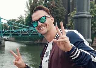 Wokalista disco polo zrezygnował z wina! Poprosił o zabawki! 