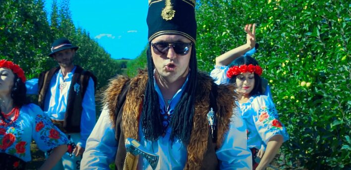 Gwiazdor disco polo niczym Janosik pokazał swojego węża! Artysta zaskoczył tym internautów!