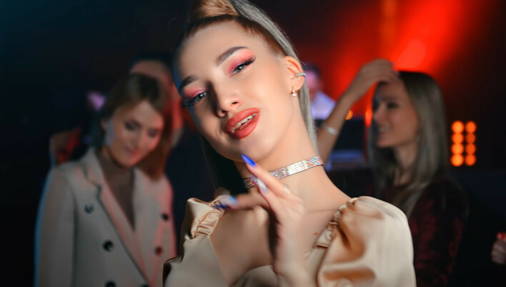 Bajlando: Znany gwiazdor disco polo zaskakuje nowym hitem! Fani ostro „brzmisz jak Czadoman„