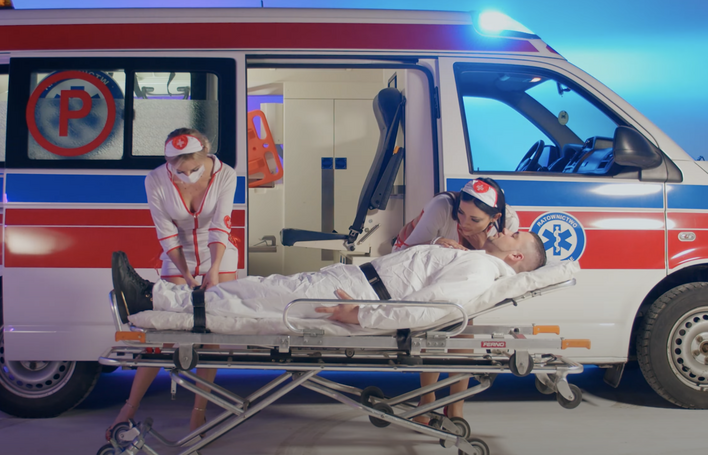 Wirus zaatakował gwiazdora disco polo?! Artysta znalazł się w karetce pogotowia! ZDJĘCIA