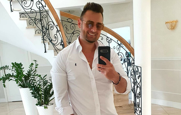 Ma w domu żyrandol wartości kilkudziesięciu tysięcy złotych?! Gwiazdor disco polo mieszka w pałacu! Podłogę zmywają roboty! 