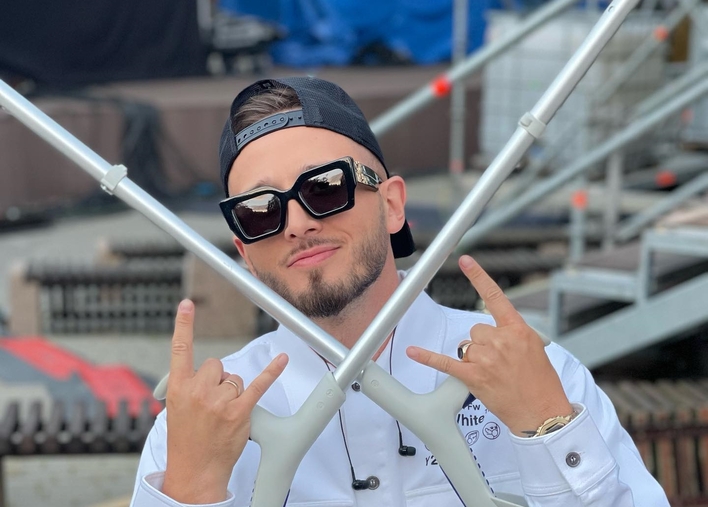 Wokalista zespołu Łobuzy miał poważny wypadek na scenie! Nagranie mrozi krew w żyłach