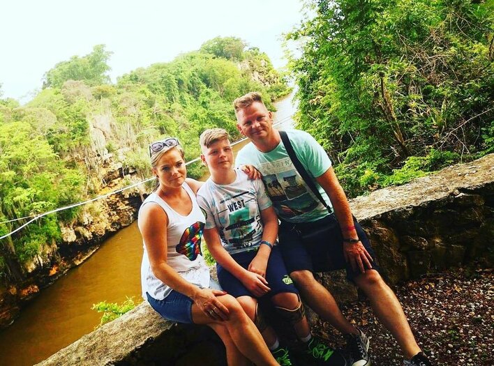 Wokalista zespołu Mig wyleciał z żoną i synem na wakacje. W sieci pojawiło się zdjęcie z urlopu