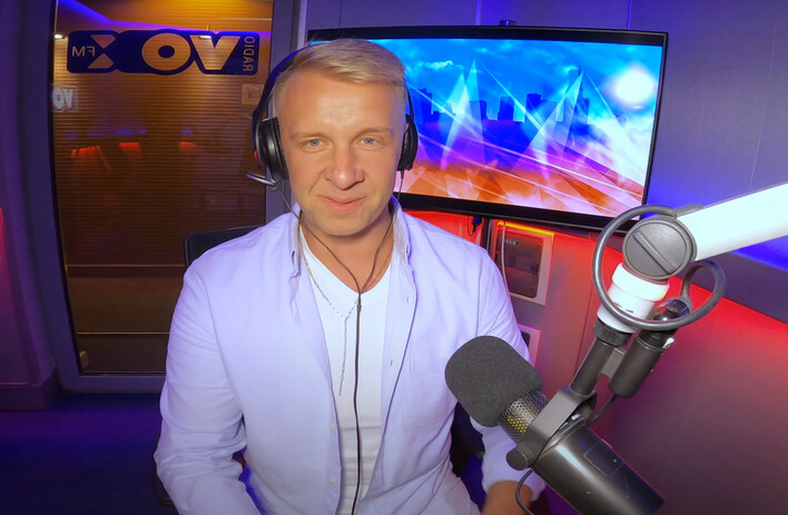 Wokalista zespołu News śpiewa wielki przebój grupy D-Bomb! Zobaczcie reakcję fanów!