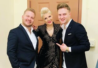 Wokalista zespołu Piękni i Młodzi pochwalił się wspaniałą wiadomością! Cała trójka może świętować!