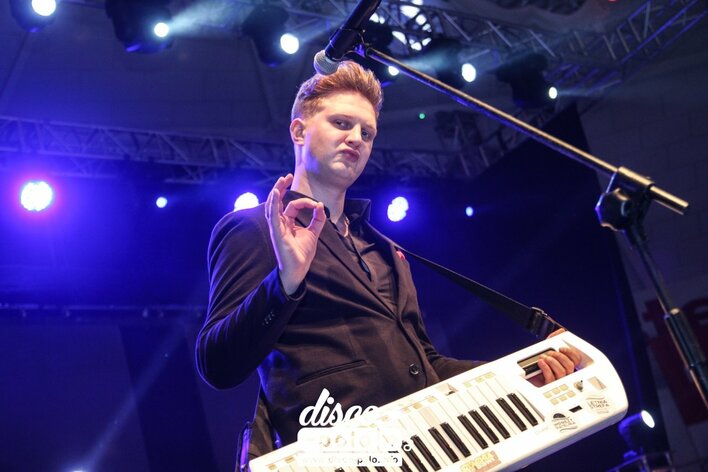 Wokalista zespołu Piękni i Młodzi sprzedaje swoją białą limuzynę! Auto gwiazdy disco polo może być Twoje! 