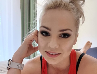 Kusząca wokalistka disco polo podczas remontu kusi głębokim dekoltem! 