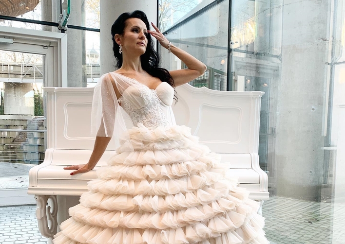 Wokalistka disco polo niczym postać z bajki. Fani porównują ją do Królowej Śniegu.