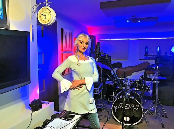 Wokalistka disco polo ogoliła sobie włosy!? Efekt jest znakomity! ZOBACZCIE ZDJĘCIA!