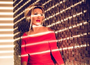 Wokalistka disco polo pokazała piersi! Uwagę przykuwa jednak to, co jest między nimi!