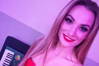 Wokalistka disco polo to prawdziwa seksi bomba! Dekolt, odkryte ramiona i gorset!