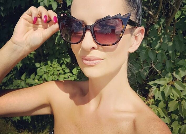 Wokalistka disco polo w kapciach i szlafroku na scenie! Transmisja LIVE! Ten występ zapamiętają miliony Polaków?! 