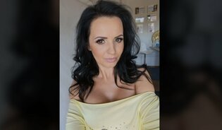 Cudowna wokalistka disco polo w wyjątkowo skąpym stroju! Głęboki dekolt odkrył jej biust! 