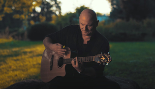 Wokalista disco polo z gitarą podbija serca fanów! To nagranie podbija sieć! 