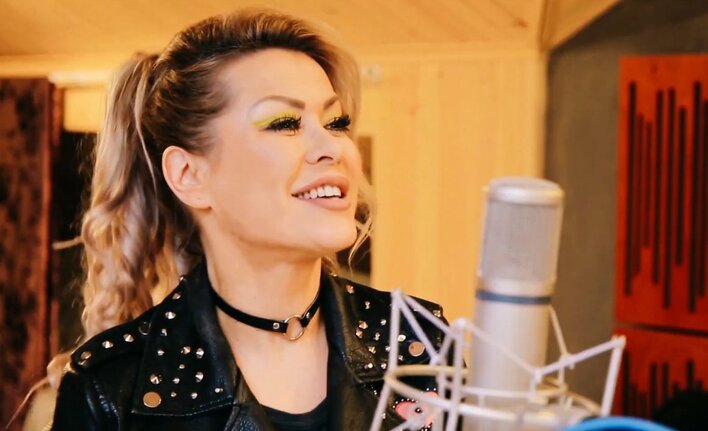 Wokalistka disco złożyła hołd zmarłej idolce! Jej wykonanie przyprawia o dreszcze!